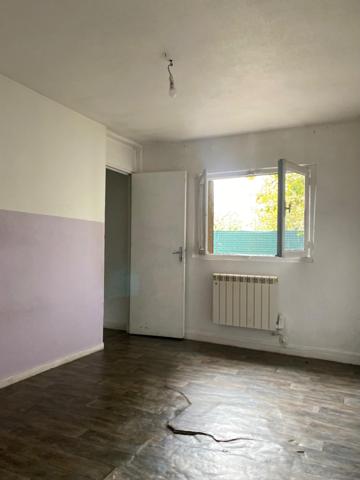 Particuliers ou professionnels, venez découvrir cette maison de 68m2 (surface plancher 90m2) sur un terrain de 2 255m2