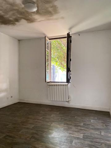 Particuliers ou professionnels, venez découvrir cette maison de 68m2 (surface plancher 90m2) sur un terrain de 2 255m2