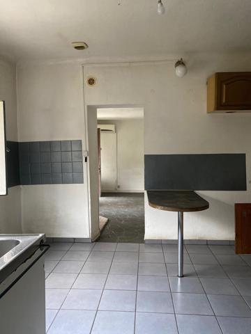 Particuliers ou professionnels, venez découvrir cette maison de 68m2 (surface plancher 90m2) sur un terrain de 2 255m2