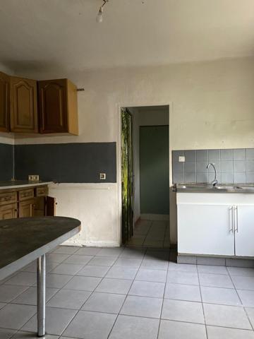 Particuliers ou professionnels, venez découvrir cette maison de 68m2 (surface plancher 90m2) sur un terrain de 2 255m2