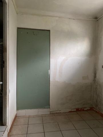 Particuliers ou professionnels, venez découvrir cette maison de 68m2 (surface plancher 90m2) sur un terrain de 2 255m2