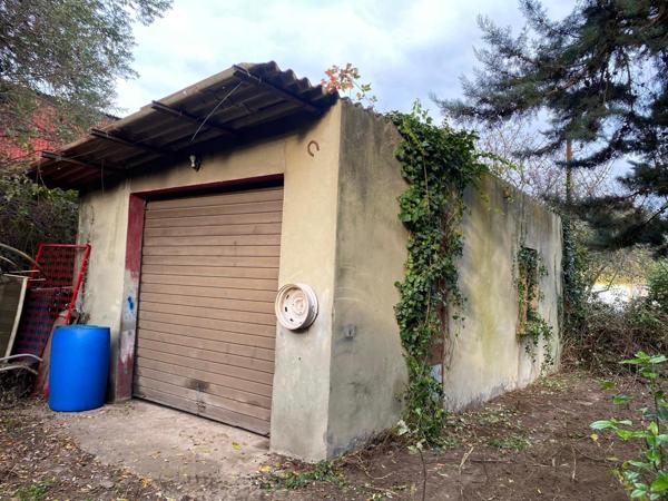 Particuliers ou professionnels, venez découvrir cette maison de 68m2 (surface plancher 90m2) sur un terrain de 2 255m2