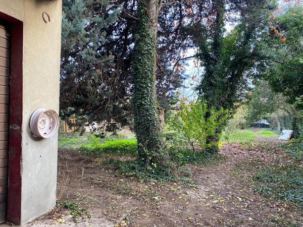 Particuliers ou professionnels, venez découvrir cette maison de 68m2 (surface plancher 90m2) sur un terrain de 2 255m2