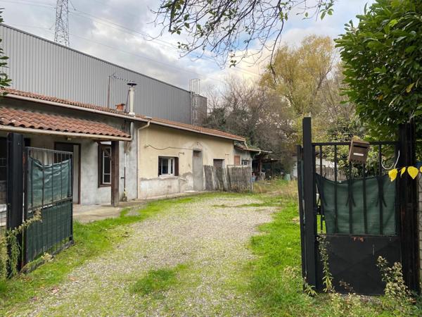 Particuliers ou professionnels, venez découvrir cette maison de 68m2 (surface plancher 90m2) sur un terrain de 2 255m2