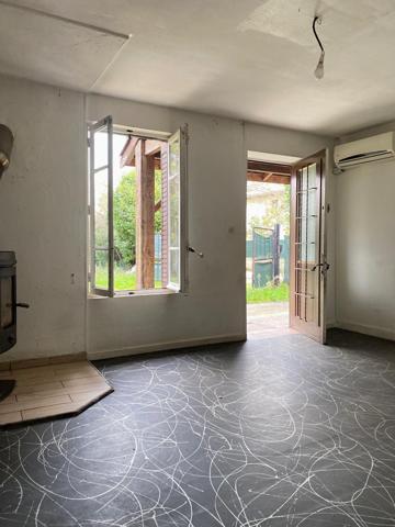 Particuliers ou professionnels, venez découvrir cette maison de 68m2 (surface plancher 90m2) sur un terrain de 2 255m2