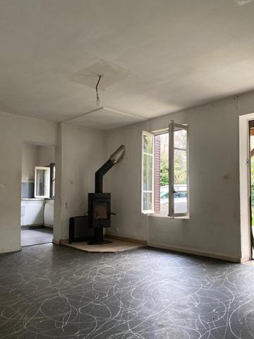 Particuliers ou professionnels, venez découvrir cette maison de 68m2 (surface plancher 90m2) sur un terrain de 2 255m2