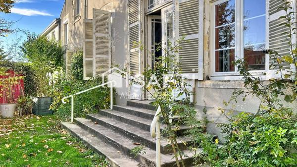 Bourgogne/Saint Loup. Appartement ancien de plain pied. 145 m2 en RDC sur jardin privatif 200 m2. 3 chambres. Stationnement. Très Proche Loire, commerces et services. Volumes et style.