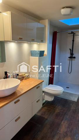 Bourgogne/Saint Loup. Appartement ancien de plain pied. 145 m2 en RDC sur jardin privatif 200 m2. 3 chambres. Stationnement. Très Proche Loire, commerces et services. Volumes et style.