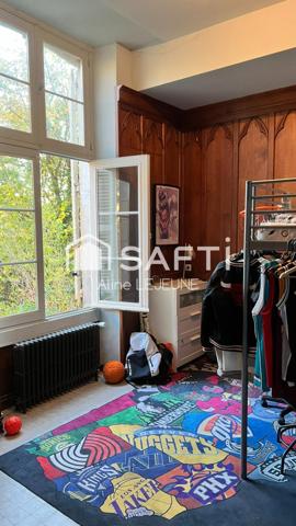 Bourgogne/Saint Loup. Appartement ancien de plain pied. 145 m2 en RDC sur jardin privatif 200 m2. 3 chambres. Stationnement. Très Proche Loire, commerces et services. Volumes et style.