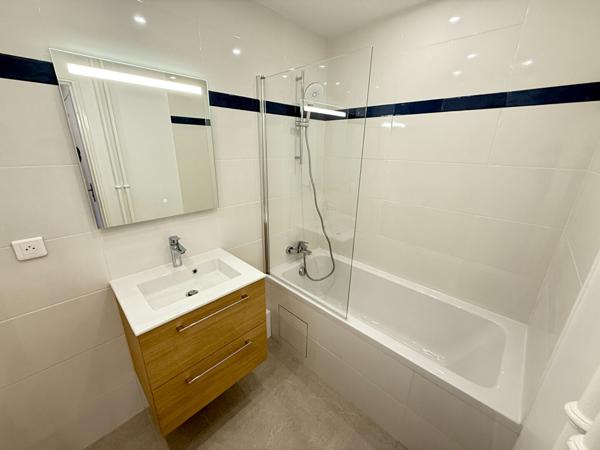 LOCATION TROIS PIECES / 69 m² / PARIS 20ème