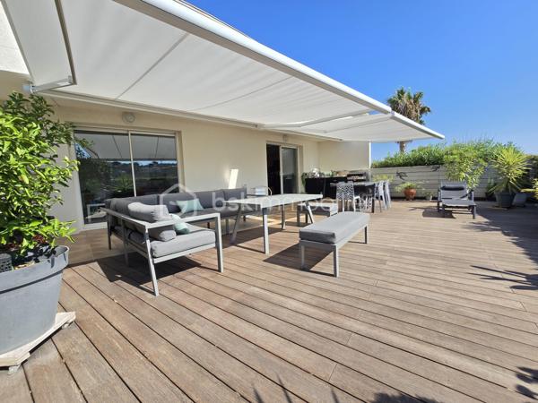 À quelques pas de la très prisée plage du Rouet, découvrez ce T3 de 89 m², situé en front de mer au sein d’une résidence de standing entièrement sécurisée.

En un coup d’œil : 89 m² habitables, 2 chambres, une pièce de vie de près de 45 m², une terrasse de près de 70 m², un grand cellier privatif d’environ 8 m², une cave et 2 places de stationnement privatives.

Une pièce de vie ouverte sur la Méditerranée

Véritable cœur de l’appartement, le vaste salon-séjour avec cuisine contemporaine entièrement équipée offre près de 45 m² et s’ouvre directement sur la grande terrasse.

Depuis la pièce de vie comme depuis la terrasse, vous profitez d’une agréable vue sur la Méditerranée et d’une absence totale de vis-à-vis.

Avec ses près de 70 m², la terrasse constitue un véritable prolongement de l’espace intérieur : un lieu privilégié pour recevoir, partager des repas ou simplement profiter du climat méditerranéen face à la mer.

L’intimité se prolonge dans l’espace nuit avec deux belles chambres, elles aussi sans vis-à-vis. L’appartement dispose également d’une entrée, d’un dressing/buanderie, d’une salle d’eau et d’un WC indépendant.

Confort et prestations

L’appartement bénéficie de prestations de qualité : climatisation réversible, porte d’entrée blindée, grilles de sécurité sur les ouvertures des chambres et résidence entièrement sécurisée.

Un grand cellier privatif d’environ 8 m², particulièrement appréciable pour le rangement, une cave ainsi que deux places de stationnement privatives complètent le bien.

La résidence a par ailleurs bénéficié d’un ravalement complet de façade en 2025, un investissement important déjà réalisé.

Un emplacement privilégié

En front de mer et à quelques mètres seulement de la plage du Rouet, cet appartement réunit de beaux volumes, une vaste terrasse, une agréable vue mer et surtout une intimité particulièrement rare sur le littoral.

Un bien idéal pour celles et ceux qui recherchent un véritable lieu de vie à Carry-le-Rouet, où intérieur et extérieur se prolongent naturellement vers la Méditerranée.

À découvrir rapidement,

Fabrice Geneuil – BSK Immobilier
Votre projet immobilier est ma priorité.