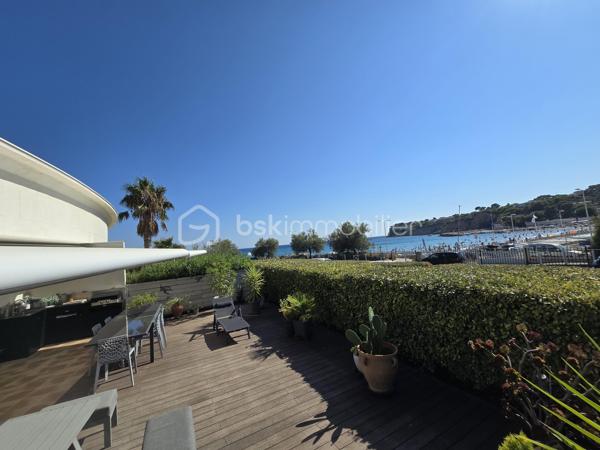 À quelques pas de la très prisée plage du Rouet, découvrez ce T3 de 89 m², situé en front de mer au sein d’une résidence de standing entièrement sécurisée.

En un coup d’œil : 89 m² habitables, 2 chambres, une pièce de vie de près de 45 m², une terrasse de près de 70 m², un grand cellier privatif d’environ 8 m², une cave et 2 places de stationnement privatives.

Une pièce de vie ouverte sur la Méditerranée

Véritable cœur de l’appartement, le vaste salon-séjour avec cuisine contemporaine entièrement équipée offre près de 45 m² et s’ouvre directement sur la grande terrasse.

Depuis la pièce de vie comme depuis la terrasse, vous profitez d’une agréable vue sur la Méditerranée et d’une absence totale de vis-à-vis.

Avec ses près de 70 m², la terrasse constitue un véritable prolongement de l’espace intérieur : un lieu privilégié pour recevoir, partager des repas ou simplement profiter du climat méditerranéen face à la mer.

L’intimité se prolonge dans l’espace nuit avec deux belles chambres, elles aussi sans vis-à-vis. L’appartement dispose également d’une entrée, d’un dressing/buanderie, d’une salle d’eau et d’un WC indépendant.

Confort et prestations

L’appartement bénéficie de prestations de qualité : climatisation réversible, porte d’entrée blindée, grilles de sécurité sur les ouvertures des chambres et résidence entièrement sécurisée.

Un grand cellier privatif d’environ 8 m², particulièrement appréciable pour le rangement, une cave ainsi que deux places de stationnement privatives complètent le bien.

La résidence a par ailleurs bénéficié d’un ravalement complet de façade en 2025, un investissement important déjà réalisé.

Un emplacement privilégié

En front de mer et à quelques mètres seulement de la plage du Rouet, cet appartement réunit de beaux volumes, une vaste terrasse, une agréable vue mer et surtout une intimité particulièrement rare sur le littoral.

Un bien idéal pour celles et ceux qui recherchent un véritable lieu de vie à Carry-le-Rouet, où intérieur et extérieur se prolongent naturellement vers la Méditerranée.

À découvrir rapidement,

Fabrice Geneuil – BSK Immobilier
Votre projet immobilier est ma priorité.