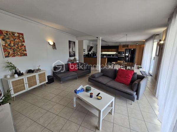 À quelques pas de la très prisée plage du Rouet, découvrez ce T3 de 89 m², situé en front de mer au sein d’une résidence de standing entièrement sécurisée.

En un coup d’œil : 89 m² habitables, 2 chambres, une pièce de vie de près de 45 m², une terrasse de près de 70 m², un grand cellier privatif d’environ 8 m², une cave et 2 places de stationnement privatives.

Une pièce de vie ouverte sur la Méditerranée

Véritable cœur de l’appartement, le vaste salon-séjour avec cuisine contemporaine entièrement équipée offre près de 45 m² et s’ouvre directement sur la grande terrasse.

Depuis la pièce de vie comme depuis la terrasse, vous profitez d’une agréable vue sur la Méditerranée et d’une absence totale de vis-à-vis.

Avec ses près de 70 m², la terrasse constitue un véritable prolongement de l’espace intérieur : un lieu privilégié pour recevoir, partager des repas ou simplement profiter du climat méditerranéen face à la mer.

L’intimité se prolonge dans l’espace nuit avec deux belles chambres, elles aussi sans vis-à-vis. L’appartement dispose également d’une entrée, d’un dressing/buanderie, d’une salle d’eau et d’un WC indépendant.

Confort et prestations

L’appartement bénéficie de prestations de qualité : climatisation réversible, porte d’entrée blindée, grilles de sécurité sur les ouvertures des chambres et résidence entièrement sécurisée.

Un grand cellier privatif d’environ 8 m², particulièrement appréciable pour le rangement, une cave ainsi que deux places de stationnement privatives complètent le bien.

La résidence a par ailleurs bénéficié d’un ravalement complet de façade en 2025, un investissement important déjà réalisé.

Un emplacement privilégié

En front de mer et à quelques mètres seulement de la plage du Rouet, cet appartement réunit de beaux volumes, une vaste terrasse, une agréable vue mer et surtout une intimité particulièrement rare sur le littoral.

Un bien idéal pour celles et ceux qui recherchent un véritable lieu de vie à Carry-le-Rouet, où intérieur et extérieur se prolongent naturellement vers la Méditerranée.

À découvrir rapidement,

Fabrice Geneuil – BSK Immobilier
Votre projet immobilier est ma priorité.