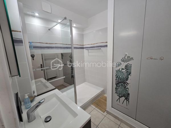 À quelques pas de la très prisée plage du Rouet, découvrez ce T3 de 89 m², situé en front de mer au sein d’une résidence de standing entièrement sécurisée.

En un coup d’œil : 89 m² habitables, 2 chambres, une pièce de vie de près de 45 m², une terrasse de près de 70 m², un grand cellier privatif d’environ 8 m², une cave et 2 places de stationnement privatives.

Une pièce de vie ouverte sur la Méditerranée

Véritable cœur de l’appartement, le vaste salon-séjour avec cuisine contemporaine entièrement équipée offre près de 45 m² et s’ouvre directement sur la grande terrasse.

Depuis la pièce de vie comme depuis la terrasse, vous profitez d’une agréable vue sur la Méditerranée et d’une absence totale de vis-à-vis.

Avec ses près de 70 m², la terrasse constitue un véritable prolongement de l’espace intérieur : un lieu privilégié pour recevoir, partager des repas ou simplement profiter du climat méditerranéen face à la mer.

L’intimité se prolonge dans l’espace nuit avec deux belles chambres, elles aussi sans vis-à-vis. L’appartement dispose également d’une entrée, d’un dressing/buanderie, d’une salle d’eau et d’un WC indépendant.

Confort et prestations

L’appartement bénéficie de prestations de qualité : climatisation réversible, porte d’entrée blindée, grilles de sécurité sur les ouvertures des chambres et résidence entièrement sécurisée.

Un grand cellier privatif d’environ 8 m², particulièrement appréciable pour le rangement, une cave ainsi que deux places de stationnement privatives complètent le bien.

La résidence a par ailleurs bénéficié d’un ravalement complet de façade en 2025, un investissement important déjà réalisé.

Un emplacement privilégié

En front de mer et à quelques mètres seulement de la plage du Rouet, cet appartement réunit de beaux volumes, une vaste terrasse, une agréable vue mer et surtout une intimité particulièrement rare sur le littoral.

Un bien idéal pour celles et ceux qui recherchent un véritable lieu de vie à Carry-le-Rouet, où intérieur et extérieur se prolongent naturellement vers la Méditerranée.

À découvrir rapidement,

Fabrice Geneuil – BSK Immobilier
Votre projet immobilier est ma priorité.