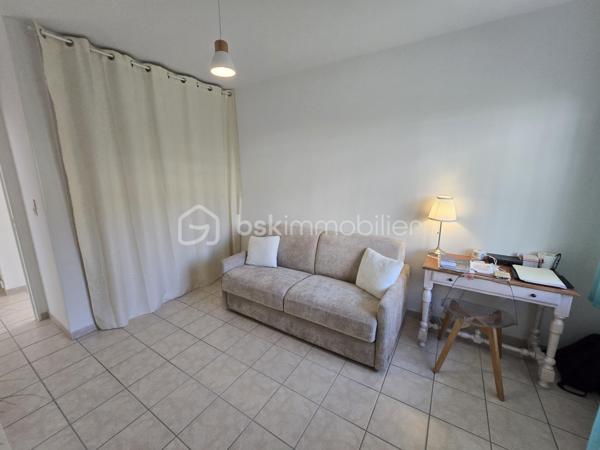 À quelques pas de la très prisée plage du Rouet, découvrez ce T3 de 89 m², situé en front de mer au sein d’une résidence de standing entièrement sécurisée.

En un coup d’œil : 89 m² habitables, 2 chambres, une pièce de vie de près de 45 m², une terrasse de près de 70 m², un grand cellier privatif d’environ 8 m², une cave et 2 places de stationnement privatives.

Une pièce de vie ouverte sur la Méditerranée

Véritable cœur de l’appartement, le vaste salon-séjour avec cuisine contemporaine entièrement équipée offre près de 45 m² et s’ouvre directement sur la grande terrasse.

Depuis la pièce de vie comme depuis la terrasse, vous profitez d’une agréable vue sur la Méditerranée et d’une absence totale de vis-à-vis.

Avec ses près de 70 m², la terrasse constitue un véritable prolongement de l’espace intérieur : un lieu privilégié pour recevoir, partager des repas ou simplement profiter du climat méditerranéen face à la mer.

L’intimité se prolonge dans l’espace nuit avec deux belles chambres, elles aussi sans vis-à-vis. L’appartement dispose également d’une entrée, d’un dressing/buanderie, d’une salle d’eau et d’un WC indépendant.

Confort et prestations

L’appartement bénéficie de prestations de qualité : climatisation réversible, porte d’entrée blindée, grilles de sécurité sur les ouvertures des chambres et résidence entièrement sécurisée.

Un grand cellier privatif d’environ 8 m², particulièrement appréciable pour le rangement, une cave ainsi que deux places de stationnement privatives complètent le bien.

La résidence a par ailleurs bénéficié d’un ravalement complet de façade en 2025, un investissement important déjà réalisé.

Un emplacement privilégié

En front de mer et à quelques mètres seulement de la plage du Rouet, cet appartement réunit de beaux volumes, une vaste terrasse, une agréable vue mer et surtout une intimité particulièrement rare sur le littoral.

Un bien idéal pour celles et ceux qui recherchent un véritable lieu de vie à Carry-le-Rouet, où intérieur et extérieur se prolongent naturellement vers la Méditerranée.

À découvrir rapidement,

Fabrice Geneuil – BSK Immobilier
Votre projet immobilier est ma priorité.