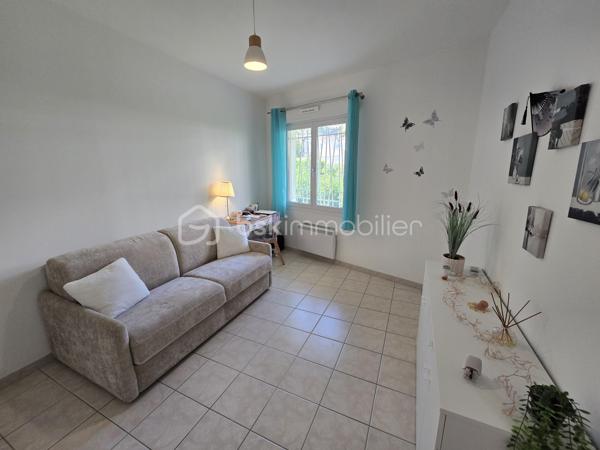 À quelques pas de la très prisée plage du Rouet, découvrez ce T3 de 89 m², situé en front de mer au sein d’une résidence de standing entièrement sécurisée.

En un coup d’œil : 89 m² habitables, 2 chambres, une pièce de vie de près de 45 m², une terrasse de près de 70 m², un grand cellier privatif d’environ 8 m², une cave et 2 places de stationnement privatives.

Une pièce de vie ouverte sur la Méditerranée

Véritable cœur de l’appartement, le vaste salon-séjour avec cuisine contemporaine entièrement équipée offre près de 45 m² et s’ouvre directement sur la grande terrasse.

Depuis la pièce de vie comme depuis la terrasse, vous profitez d’une agréable vue sur la Méditerranée et d’une absence totale de vis-à-vis.

Avec ses près de 70 m², la terrasse constitue un véritable prolongement de l’espace intérieur : un lieu privilégié pour recevoir, partager des repas ou simplement profiter du climat méditerranéen face à la mer.

L’intimité se prolonge dans l’espace nuit avec deux belles chambres, elles aussi sans vis-à-vis. L’appartement dispose également d’une entrée, d’un dressing/buanderie, d’une salle d’eau et d’un WC indépendant.

Confort et prestations

L’appartement bénéficie de prestations de qualité : climatisation réversible, porte d’entrée blindée, grilles de sécurité sur les ouvertures des chambres et résidence entièrement sécurisée.

Un grand cellier privatif d’environ 8 m², particulièrement appréciable pour le rangement, une cave ainsi que deux places de stationnement privatives complètent le bien.

La résidence a par ailleurs bénéficié d’un ravalement complet de façade en 2025, un investissement important déjà réalisé.

Un emplacement privilégié

En front de mer et à quelques mètres seulement de la plage du Rouet, cet appartement réunit de beaux volumes, une vaste terrasse, une agréable vue mer et surtout une intimité particulièrement rare sur le littoral.

Un bien idéal pour celles et ceux qui recherchent un véritable lieu de vie à Carry-le-Rouet, où intérieur et extérieur se prolongent naturellement vers la Méditerranée.

À découvrir rapidement,

Fabrice Geneuil – BSK Immobilier
Votre projet immobilier est ma priorité.
