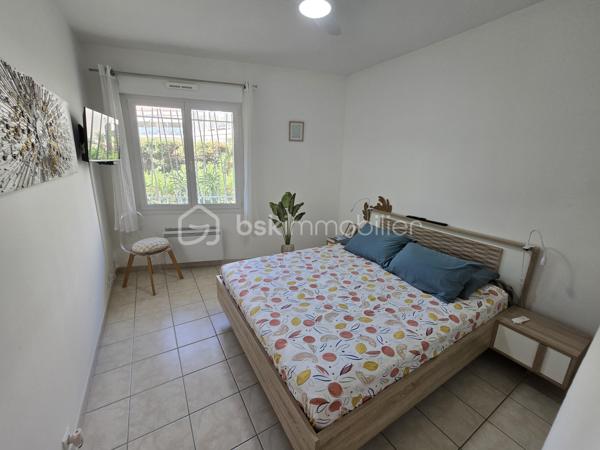À quelques pas de la très prisée plage du Rouet, découvrez ce T3 de 89 m², situé en front de mer au sein d’une résidence de standing entièrement sécurisée.

En un coup d’œil : 89 m² habitables, 2 chambres, une pièce de vie de près de 45 m², une terrasse de près de 70 m², un grand cellier privatif d’environ 8 m², une cave et 2 places de stationnement privatives.

Une pièce de vie ouverte sur la Méditerranée

Véritable cœur de l’appartement, le vaste salon-séjour avec cuisine contemporaine entièrement équipée offre près de 45 m² et s’ouvre directement sur la grande terrasse.

Depuis la pièce de vie comme depuis la terrasse, vous profitez d’une agréable vue sur la Méditerranée et d’une absence totale de vis-à-vis.

Avec ses près de 70 m², la terrasse constitue un véritable prolongement de l’espace intérieur : un lieu privilégié pour recevoir, partager des repas ou simplement profiter du climat méditerranéen face à la mer.

L’intimité se prolonge dans l’espace nuit avec deux belles chambres, elles aussi sans vis-à-vis. L’appartement dispose également d’une entrée, d’un dressing/buanderie, d’une salle d’eau et d’un WC indépendant.

Confort et prestations

L’appartement bénéficie de prestations de qualité : climatisation réversible, porte d’entrée blindée, grilles de sécurité sur les ouvertures des chambres et résidence entièrement sécurisée.

Un grand cellier privatif d’environ 8 m², particulièrement appréciable pour le rangement, une cave ainsi que deux places de stationnement privatives complètent le bien.

La résidence a par ailleurs bénéficié d’un ravalement complet de façade en 2025, un investissement important déjà réalisé.

Un emplacement privilégié

En front de mer et à quelques mètres seulement de la plage du Rouet, cet appartement réunit de beaux volumes, une vaste terrasse, une agréable vue mer et surtout une intimité particulièrement rare sur le littoral.

Un bien idéal pour celles et ceux qui recherchent un véritable lieu de vie à Carry-le-Rouet, où intérieur et extérieur se prolongent naturellement vers la Méditerranée.

À découvrir rapidement,

Fabrice Geneuil – BSK Immobilier
Votre projet immobilier est ma priorité.