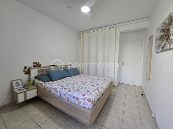 À quelques pas de la très prisée plage du Rouet, découvrez ce T3 de 89 m², situé en front de mer au sein d’une résidence de standing entièrement sécurisée.

En un coup d’œil : 89 m² habitables, 2 chambres, une pièce de vie de près de 45 m², une terrasse de près de 70 m², un grand cellier privatif d’environ 8 m², une cave et 2 places de stationnement privatives.

Une pièce de vie ouverte sur la Méditerranée

Véritable cœur de l’appartement, le vaste salon-séjour avec cuisine contemporaine entièrement équipée offre près de 45 m² et s’ouvre directement sur la grande terrasse.

Depuis la pièce de vie comme depuis la terrasse, vous profitez d’une agréable vue sur la Méditerranée et d’une absence totale de vis-à-vis.

Avec ses près de 70 m², la terrasse constitue un véritable prolongement de l’espace intérieur : un lieu privilégié pour recevoir, partager des repas ou simplement profiter du climat méditerranéen face à la mer.

L’intimité se prolonge dans l’espace nuit avec deux belles chambres, elles aussi sans vis-à-vis. L’appartement dispose également d’une entrée, d’un dressing/buanderie, d’une salle d’eau et d’un WC indépendant.

Confort et prestations

L’appartement bénéficie de prestations de qualité : climatisation réversible, porte d’entrée blindée, grilles de sécurité sur les ouvertures des chambres et résidence entièrement sécurisée.

Un grand cellier privatif d’environ 8 m², particulièrement appréciable pour le rangement, une cave ainsi que deux places de stationnement privatives complètent le bien.

La résidence a par ailleurs bénéficié d’un ravalement complet de façade en 2025, un investissement important déjà réalisé.

Un emplacement privilégié

En front de mer et à quelques mètres seulement de la plage du Rouet, cet appartement réunit de beaux volumes, une vaste terrasse, une agréable vue mer et surtout une intimité particulièrement rare sur le littoral.

Un bien idéal pour celles et ceux qui recherchent un véritable lieu de vie à Carry-le-Rouet, où intérieur et extérieur se prolongent naturellement vers la Méditerranée.

À découvrir rapidement,

Fabrice Geneuil – BSK Immobilier
Votre projet immobilier est ma priorité.