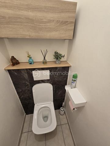 À quelques pas de la très prisée plage du Rouet, découvrez ce T3 de 89 m², situé en front de mer au sein d’une résidence de standing entièrement sécurisée.

En un coup d’œil : 89 m² habitables, 2 chambres, une pièce de vie de près de 45 m², une terrasse de près de 70 m², un grand cellier privatif d’environ 8 m², une cave et 2 places de stationnement privatives.

Une pièce de vie ouverte sur la Méditerranée

Véritable cœur de l’appartement, le vaste salon-séjour avec cuisine contemporaine entièrement équipée offre près de 45 m² et s’ouvre directement sur la grande terrasse.

Depuis la pièce de vie comme depuis la terrasse, vous profitez d’une agréable vue sur la Méditerranée et d’une absence totale de vis-à-vis.

Avec ses près de 70 m², la terrasse constitue un véritable prolongement de l’espace intérieur : un lieu privilégié pour recevoir, partager des repas ou simplement profiter du climat méditerranéen face à la mer.

L’intimité se prolonge dans l’espace nuit avec deux belles chambres, elles aussi sans vis-à-vis. L’appartement dispose également d’une entrée, d’un dressing/buanderie, d’une salle d’eau et d’un WC indépendant.

Confort et prestations

L’appartement bénéficie de prestations de qualité : climatisation réversible, porte d’entrée blindée, grilles de sécurité sur les ouvertures des chambres et résidence entièrement sécurisée.

Un grand cellier privatif d’environ 8 m², particulièrement appréciable pour le rangement, une cave ainsi que deux places de stationnement privatives complètent le bien.

La résidence a par ailleurs bénéficié d’un ravalement complet de façade en 2025, un investissement important déjà réalisé.

Un emplacement privilégié

En front de mer et à quelques mètres seulement de la plage du Rouet, cet appartement réunit de beaux volumes, une vaste terrasse, une agréable vue mer et surtout une intimité particulièrement rare sur le littoral.

Un bien idéal pour celles et ceux qui recherchent un véritable lieu de vie à Carry-le-Rouet, où intérieur et extérieur se prolongent naturellement vers la Méditerranée.

À découvrir rapidement,

Fabrice Geneuil – BSK Immobilier
Votre projet immobilier est ma priorité.