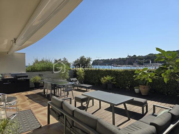 À quelques pas de la très prisée plage du Rouet, découvrez ce T3 de 89 m², situé en front de mer au sein d’une résidence de standing entièrement sécurisée.

En un coup d’œil : 89 m² habitables, 2 chambres, une pièce de vie de près de 45 m², une terrasse de près de 70 m², un grand cellier privatif d’environ 8 m², une cave et 2 places de stationnement privatives.

Une pièce de vie ouverte sur la Méditerranée

Véritable cœur de l’appartement, le vaste salon-séjour avec cuisine contemporaine entièrement équipée offre près de 45 m² et s’ouvre directement sur la grande terrasse.

Depuis la pièce de vie comme depuis la terrasse, vous profitez d’une agréable vue sur la Méditerranée et d’une absence totale de vis-à-vis.

Avec ses près de 70 m², la terrasse constitue un véritable prolongement de l’espace intérieur : un lieu privilégié pour recevoir, partager des repas ou simplement profiter du climat méditerranéen face à la mer.

L’intimité se prolonge dans l’espace nuit avec deux belles chambres, elles aussi sans vis-à-vis. L’appartement dispose également d’une entrée, d’un dressing/buanderie, d’une salle d’eau et d’un WC indépendant.

Confort et prestations

L’appartement bénéficie de prestations de qualité : climatisation réversible, porte d’entrée blindée, grilles de sécurité sur les ouvertures des chambres et résidence entièrement sécurisée.

Un grand cellier privatif d’environ 8 m², particulièrement appréciable pour le rangement, une cave ainsi que deux places de stationnement privatives complètent le bien.

La résidence a par ailleurs bénéficié d’un ravalement complet de façade en 2025, un investissement important déjà réalisé.

Un emplacement privilégié

En front de mer et à quelques mètres seulement de la plage du Rouet, cet appartement réunit de beaux volumes, une vaste terrasse, une agréable vue mer et surtout une intimité particulièrement rare sur le littoral.

Un bien idéal pour celles et ceux qui recherchent un véritable lieu de vie à Carry-le-Rouet, où intérieur et extérieur se prolongent naturellement vers la Méditerranée.

À découvrir rapidement,

Fabrice Geneuil – BSK Immobilier
Votre projet immobilier est ma priorité.