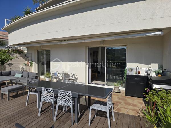 À quelques pas de la très prisée plage du Rouet, découvrez ce T3 de 89 m², situé en front de mer au sein d’une résidence de standing entièrement sécurisée.

En un coup d’œil : 89 m² habitables, 2 chambres, une pièce de vie de près de 45 m², une terrasse de près de 70 m², un grand cellier privatif d’environ 8 m², une cave et 2 places de stationnement privatives.

Une pièce de vie ouverte sur la Méditerranée

Véritable cœur de l’appartement, le vaste salon-séjour avec cuisine contemporaine entièrement équipée offre près de 45 m² et s’ouvre directement sur la grande terrasse.

Depuis la pièce de vie comme depuis la terrasse, vous profitez d’une agréable vue sur la Méditerranée et d’une absence totale de vis-à-vis.

Avec ses près de 70 m², la terrasse constitue un véritable prolongement de l’espace intérieur : un lieu privilégié pour recevoir, partager des repas ou simplement profiter du climat méditerranéen face à la mer.

L’intimité se prolonge dans l’espace nuit avec deux belles chambres, elles aussi sans vis-à-vis. L’appartement dispose également d’une entrée, d’un dressing/buanderie, d’une salle d’eau et d’un WC indépendant.

Confort et prestations

L’appartement bénéficie de prestations de qualité : climatisation réversible, porte d’entrée blindée, grilles de sécurité sur les ouvertures des chambres et résidence entièrement sécurisée.

Un grand cellier privatif d’environ 8 m², particulièrement appréciable pour le rangement, une cave ainsi que deux places de stationnement privatives complètent le bien.

La résidence a par ailleurs bénéficié d’un ravalement complet de façade en 2025, un investissement important déjà réalisé.

Un emplacement privilégié

En front de mer et à quelques mètres seulement de la plage du Rouet, cet appartement réunit de beaux volumes, une vaste terrasse, une agréable vue mer et surtout une intimité particulièrement rare sur le littoral.

Un bien idéal pour celles et ceux qui recherchent un véritable lieu de vie à Carry-le-Rouet, où intérieur et extérieur se prolongent naturellement vers la Méditerranée.

À découvrir rapidement,

Fabrice Geneuil – BSK Immobilier
Votre projet immobilier est ma priorité.