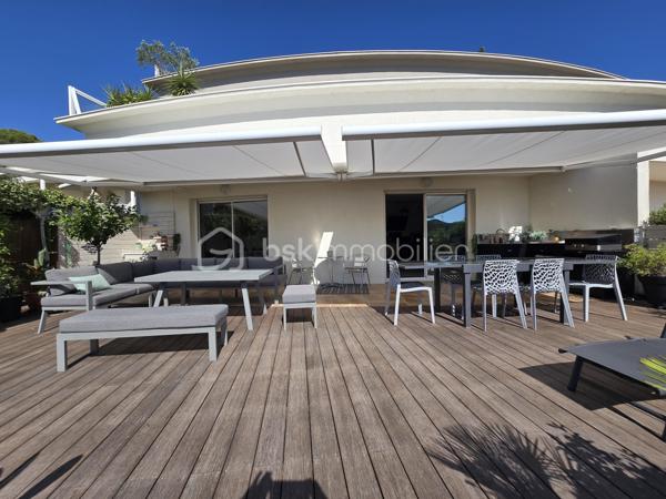 À quelques pas de la très prisée plage du Rouet, découvrez ce T3 de 89 m², situé en front de mer au sein d’une résidence de standing entièrement sécurisée.

En un coup d’œil : 89 m² habitables, 2 chambres, une pièce de vie de près de 45 m², une terrasse de près de 70 m², un grand cellier privatif d’environ 8 m², une cave et 2 places de stationnement privatives.

Une pièce de vie ouverte sur la Méditerranée

Véritable cœur de l’appartement, le vaste salon-séjour avec cuisine contemporaine entièrement équipée offre près de 45 m² et s’ouvre directement sur la grande terrasse.

Depuis la pièce de vie comme depuis la terrasse, vous profitez d’une agréable vue sur la Méditerranée et d’une absence totale de vis-à-vis.

Avec ses près de 70 m², la terrasse constitue un véritable prolongement de l’espace intérieur : un lieu privilégié pour recevoir, partager des repas ou simplement profiter du climat méditerranéen face à la mer.

L’intimité se prolonge dans l’espace nuit avec deux belles chambres, elles aussi sans vis-à-vis. L’appartement dispose également d’une entrée, d’un dressing/buanderie, d’une salle d’eau et d’un WC indépendant.

Confort et prestations

L’appartement bénéficie de prestations de qualité : climatisation réversible, porte d’entrée blindée, grilles de sécurité sur les ouvertures des chambres et résidence entièrement sécurisée.

Un grand cellier privatif d’environ 8 m², particulièrement appréciable pour le rangement, une cave ainsi que deux places de stationnement privatives complètent le bien.

La résidence a par ailleurs bénéficié d’un ravalement complet de façade en 2025, un investissement important déjà réalisé.

Un emplacement privilégié

En front de mer et à quelques mètres seulement de la plage du Rouet, cet appartement réunit de beaux volumes, une vaste terrasse, une agréable vue mer et surtout une intimité particulièrement rare sur le littoral.

Un bien idéal pour celles et ceux qui recherchent un véritable lieu de vie à Carry-le-Rouet, où intérieur et extérieur se prolongent naturellement vers la Méditerranée.

À découvrir rapidement,

Fabrice Geneuil – BSK Immobilier
Votre projet immobilier est ma priorité.