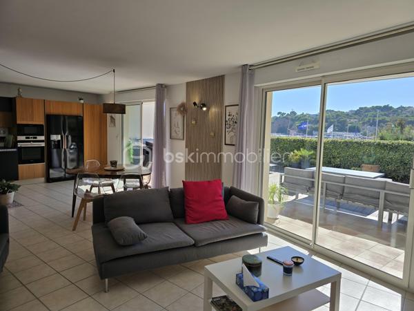 À quelques pas de la très prisée plage du Rouet, découvrez ce T3 de 89 m², situé en front de mer au sein d’une résidence de standing entièrement sécurisée.

En un coup d’œil : 89 m² habitables, 2 chambres, une pièce de vie de près de 45 m², une terrasse de près de 70 m², un grand cellier privatif d’environ 8 m², une cave et 2 places de stationnement privatives.

Une pièce de vie ouverte sur la Méditerranée

Véritable cœur de l’appartement, le vaste salon-séjour avec cuisine contemporaine entièrement équipée offre près de 45 m² et s’ouvre directement sur la grande terrasse.

Depuis la pièce de vie comme depuis la terrasse, vous profitez d’une agréable vue sur la Méditerranée et d’une absence totale de vis-à-vis.

Avec ses près de 70 m², la terrasse constitue un véritable prolongement de l’espace intérieur : un lieu privilégié pour recevoir, partager des repas ou simplement profiter du climat méditerranéen face à la mer.

L’intimité se prolonge dans l’espace nuit avec deux belles chambres, elles aussi sans vis-à-vis. L’appartement dispose également d’une entrée, d’un dressing/buanderie, d’une salle d’eau et d’un WC indépendant.

Confort et prestations

L’appartement bénéficie de prestations de qualité : climatisation réversible, porte d’entrée blindée, grilles de sécurité sur les ouvertures des chambres et résidence entièrement sécurisée.

Un grand cellier privatif d’environ 8 m², particulièrement appréciable pour le rangement, une cave ainsi que deux places de stationnement privatives complètent le bien.

La résidence a par ailleurs bénéficié d’un ravalement complet de façade en 2025, un investissement important déjà réalisé.

Un emplacement privilégié

En front de mer et à quelques mètres seulement de la plage du Rouet, cet appartement réunit de beaux volumes, une vaste terrasse, une agréable vue mer et surtout une intimité particulièrement rare sur le littoral.

Un bien idéal pour celles et ceux qui recherchent un véritable lieu de vie à Carry-le-Rouet, où intérieur et extérieur se prolongent naturellement vers la Méditerranée.

À découvrir rapidement,

Fabrice Geneuil – BSK Immobilier
Votre projet immobilier est ma priorité.