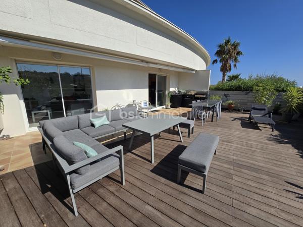 À quelques pas de la très prisée plage du Rouet, découvrez ce T3 de 89 m², situé en front de mer au sein d’une résidence de standing entièrement sécurisée.

En un coup d’œil : 89 m² habitables, 2 chambres, une pièce de vie de près de 45 m², une terrasse de près de 70 m², un grand cellier privatif d’environ 8 m², une cave et 2 places de stationnement privatives.

Une pièce de vie ouverte sur la Méditerranée

Véritable cœur de l’appartement, le vaste salon-séjour avec cuisine contemporaine entièrement équipée offre près de 45 m² et s’ouvre directement sur la grande terrasse.

Depuis la pièce de vie comme depuis la terrasse, vous profitez d’une agréable vue sur la Méditerranée et d’une absence totale de vis-à-vis.

Avec ses près de 70 m², la terrasse constitue un véritable prolongement de l’espace intérieur : un lieu privilégié pour recevoir, partager des repas ou simplement profiter du climat méditerranéen face à la mer.

L’intimité se prolonge dans l’espace nuit avec deux belles chambres, elles aussi sans vis-à-vis. L’appartement dispose également d’une entrée, d’un dressing/buanderie, d’une salle d’eau et d’un WC indépendant.

Confort et prestations

L’appartement bénéficie de prestations de qualité : climatisation réversible, porte d’entrée blindée, grilles de sécurité sur les ouvertures des chambres et résidence entièrement sécurisée.

Un grand cellier privatif d’environ 8 m², particulièrement appréciable pour le rangement, une cave ainsi que deux places de stationnement privatives complètent le bien.

La résidence a par ailleurs bénéficié d’un ravalement complet de façade en 2025, un investissement important déjà réalisé.

Un emplacement privilégié

En front de mer et à quelques mètres seulement de la plage du Rouet, cet appartement réunit de beaux volumes, une vaste terrasse, une agréable vue mer et surtout une intimité particulièrement rare sur le littoral.

Un bien idéal pour celles et ceux qui recherchent un véritable lieu de vie à Carry-le-Rouet, où intérieur et extérieur se prolongent naturellement vers la Méditerranée.

À découvrir rapidement,

Fabrice Geneuil – BSK Immobilier
Votre projet immobilier est ma priorité.