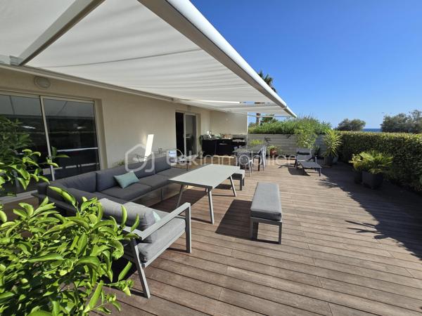 À quelques pas de la très prisée plage du Rouet, découvrez ce T3 de 89 m², situé en front de mer au sein d’une résidence de standing entièrement sécurisée.

En un coup d’œil : 89 m² habitables, 2 chambres, une pièce de vie de près de 45 m², une terrasse de près de 70 m², un grand cellier privatif d’environ 8 m², une cave et 2 places de stationnement privatives.

Une pièce de vie ouverte sur la Méditerranée

Véritable cœur de l’appartement, le vaste salon-séjour avec cuisine contemporaine entièrement équipée offre près de 45 m² et s’ouvre directement sur la grande terrasse.

Depuis la pièce de vie comme depuis la terrasse, vous profitez d’une agréable vue sur la Méditerranée et d’une absence totale de vis-à-vis.

Avec ses près de 70 m², la terrasse constitue un véritable prolongement de l’espace intérieur : un lieu privilégié pour recevoir, partager des repas ou simplement profiter du climat méditerranéen face à la mer.

L’intimité se prolonge dans l’espace nuit avec deux belles chambres, elles aussi sans vis-à-vis. L’appartement dispose également d’une entrée, d’un dressing/buanderie, d’une salle d’eau et d’un WC indépendant.

Confort et prestations

L’appartement bénéficie de prestations de qualité : climatisation réversible, porte d’entrée blindée, grilles de sécurité sur les ouvertures des chambres et résidence entièrement sécurisée.

Un grand cellier privatif d’environ 8 m², particulièrement appréciable pour le rangement, une cave ainsi que deux places de stationnement privatives complètent le bien.

La résidence a par ailleurs bénéficié d’un ravalement complet de façade en 2025, un investissement important déjà réalisé.

Un emplacement privilégié

En front de mer et à quelques mètres seulement de la plage du Rouet, cet appartement réunit de beaux volumes, une vaste terrasse, une agréable vue mer et surtout une intimité particulièrement rare sur le littoral.

Un bien idéal pour celles et ceux qui recherchent un véritable lieu de vie à Carry-le-Rouet, où intérieur et extérieur se prolongent naturellement vers la Méditerranée.

À découvrir rapidement,

Fabrice Geneuil – BSK Immobilier
Votre projet immobilier est ma priorité.
