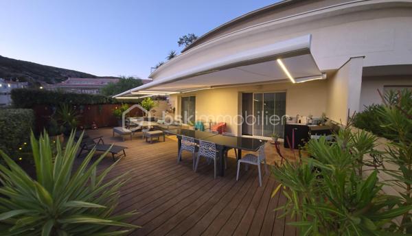 À quelques pas de la très prisée plage du Rouet, découvrez ce T3 de 89 m², situé en front de mer au sein d’une résidence de standing entièrement sécurisée.

En un coup d’œil : 89 m² habitables, 2 chambres, une pièce de vie de près de 45 m², une terrasse de près de 70 m², un grand cellier privatif d’environ 8 m², une cave et 2 places de stationnement privatives.

Une pièce de vie ouverte sur la Méditerranée

Véritable cœur de l’appartement, le vaste salon-séjour avec cuisine contemporaine entièrement équipée offre près de 45 m² et s’ouvre directement sur la grande terrasse.

Depuis la pièce de vie comme depuis la terrasse, vous profitez d’une agréable vue sur la Méditerranée et d’une absence totale de vis-à-vis.

Avec ses près de 70 m², la terrasse constitue un véritable prolongement de l’espace intérieur : un lieu privilégié pour recevoir, partager des repas ou simplement profiter du climat méditerranéen face à la mer.

L’intimité se prolonge dans l’espace nuit avec deux belles chambres, elles aussi sans vis-à-vis. L’appartement dispose également d’une entrée, d’un dressing/buanderie, d’une salle d’eau et d’un WC indépendant.

Confort et prestations

L’appartement bénéficie de prestations de qualité : climatisation réversible, porte d’entrée blindée, grilles de sécurité sur les ouvertures des chambres et résidence entièrement sécurisée.

Un grand cellier privatif d’environ 8 m², particulièrement appréciable pour le rangement, une cave ainsi que deux places de stationnement privatives complètent le bien.

La résidence a par ailleurs bénéficié d’un ravalement complet de façade en 2025, un investissement important déjà réalisé.

Un emplacement privilégié

En front de mer et à quelques mètres seulement de la plage du Rouet, cet appartement réunit de beaux volumes, une vaste terrasse, une agréable vue mer et surtout une intimité particulièrement rare sur le littoral.

Un bien idéal pour celles et ceux qui recherchent un véritable lieu de vie à Carry-le-Rouet, où intérieur et extérieur se prolongent naturellement vers la Méditerranée.

À découvrir rapidement,

Fabrice Geneuil – BSK Immobilier
Votre projet immobilier est ma priorité.