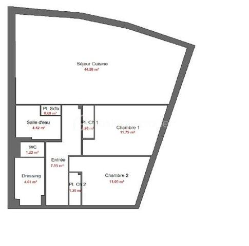 À quelques pas de la très prisée plage du Rouet, découvrez ce T3 de 89 m², situé en front de mer au sein d’une résidence de standing entièrement sécurisée.

En un coup d’œil : 89 m² habitables, 2 chambres, une pièce de vie de près de 45 m², une terrasse de près de 70 m², un grand cellier privatif d’environ 8 m², une cave et 2 places de stationnement privatives.

Une pièce de vie ouverte sur la Méditerranée

Véritable cœur de l’appartement, le vaste salon-séjour avec cuisine contemporaine entièrement équipée offre près de 45 m² et s’ouvre directement sur la grande terrasse.

Depuis la pièce de vie comme depuis la terrasse, vous profitez d’une agréable vue sur la Méditerranée et d’une absence totale de vis-à-vis.

Avec ses près de 70 m², la terrasse constitue un véritable prolongement de l’espace intérieur : un lieu privilégié pour recevoir, partager des repas ou simplement profiter du climat méditerranéen face à la mer.

L’intimité se prolonge dans l’espace nuit avec deux belles chambres, elles aussi sans vis-à-vis. L’appartement dispose également d’une entrée, d’un dressing/buanderie, d’une salle d’eau et d’un WC indépendant.

Confort et prestations

L’appartement bénéficie de prestations de qualité : climatisation réversible, porte d’entrée blindée, grilles de sécurité sur les ouvertures des chambres et résidence entièrement sécurisée.

Un grand cellier privatif d’environ 8 m², particulièrement appréciable pour le rangement, une cave ainsi que deux places de stationnement privatives complètent le bien.

La résidence a par ailleurs bénéficié d’un ravalement complet de façade en 2025, un investissement important déjà réalisé.

Un emplacement privilégié

En front de mer et à quelques mètres seulement de la plage du Rouet, cet appartement réunit de beaux volumes, une vaste terrasse, une agréable vue mer et surtout une intimité particulièrement rare sur le littoral.

Un bien idéal pour celles et ceux qui recherchent un véritable lieu de vie à Carry-le-Rouet, où intérieur et extérieur se prolongent naturellement vers la Méditerranée.

À découvrir rapidement,

Fabrice Geneuil – BSK Immobilier
Votre projet immobilier est ma priorité.