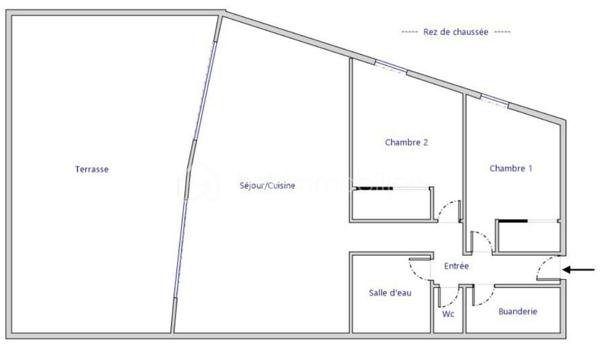 À quelques pas de la très prisée plage du Rouet, découvrez ce T3 de 89 m², situé en front de mer au sein d’une résidence de standing entièrement sécurisée.

En un coup d’œil : 89 m² habitables, 2 chambres, une pièce de vie de près de 45 m², une terrasse de près de 70 m², un grand cellier privatif d’environ 8 m², une cave et 2 places de stationnement privatives.

Une pièce de vie ouverte sur la Méditerranée

Véritable cœur de l’appartement, le vaste salon-séjour avec cuisine contemporaine entièrement équipée offre près de 45 m² et s’ouvre directement sur la grande terrasse.

Depuis la pièce de vie comme depuis la terrasse, vous profitez d’une agréable vue sur la Méditerranée et d’une absence totale de vis-à-vis.

Avec ses près de 70 m², la terrasse constitue un véritable prolongement de l’espace intérieur : un lieu privilégié pour recevoir, partager des repas ou simplement profiter du climat méditerranéen face à la mer.

L’intimité se prolonge dans l’espace nuit avec deux belles chambres, elles aussi sans vis-à-vis. L’appartement dispose également d’une entrée, d’un dressing/buanderie, d’une salle d’eau et d’un WC indépendant.

Confort et prestations

L’appartement bénéficie de prestations de qualité : climatisation réversible, porte d’entrée blindée, grilles de sécurité sur les ouvertures des chambres et résidence entièrement sécurisée.

Un grand cellier privatif d’environ 8 m², particulièrement appréciable pour le rangement, une cave ainsi que deux places de stationnement privatives complètent le bien.

La résidence a par ailleurs bénéficié d’un ravalement complet de façade en 2025, un investissement important déjà réalisé.

Un emplacement privilégié

En front de mer et à quelques mètres seulement de la plage du Rouet, cet appartement réunit de beaux volumes, une vaste terrasse, une agréable vue mer et surtout une intimité particulièrement rare sur le littoral.

Un bien idéal pour celles et ceux qui recherchent un véritable lieu de vie à Carry-le-Rouet, où intérieur et extérieur se prolongent naturellement vers la Méditerranée.

À découvrir rapidement,

Fabrice Geneuil – BSK Immobilier
Votre projet immobilier est ma priorité.