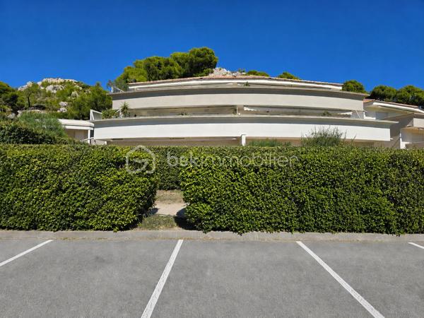 À quelques pas de la très prisée plage du Rouet, découvrez ce T3 de 89 m², situé en front de mer au sein d’une résidence de standing entièrement sécurisée.

En un coup d’œil : 89 m² habitables, 2 chambres, une pièce de vie de près de 45 m², une terrasse de près de 70 m², un grand cellier privatif d’environ 8 m², une cave et 2 places de stationnement privatives.

Une pièce de vie ouverte sur la Méditerranée

Véritable cœur de l’appartement, le vaste salon-séjour avec cuisine contemporaine entièrement équipée offre près de 45 m² et s’ouvre directement sur la grande terrasse.

Depuis la pièce de vie comme depuis la terrasse, vous profitez d’une agréable vue sur la Méditerranée et d’une absence totale de vis-à-vis.

Avec ses près de 70 m², la terrasse constitue un véritable prolongement de l’espace intérieur : un lieu privilégié pour recevoir, partager des repas ou simplement profiter du climat méditerranéen face à la mer.

L’intimité se prolonge dans l’espace nuit avec deux belles chambres, elles aussi sans vis-à-vis. L’appartement dispose également d’une entrée, d’un dressing/buanderie, d’une salle d’eau et d’un WC indépendant.

Confort et prestations

L’appartement bénéficie de prestations de qualité : climatisation réversible, porte d’entrée blindée, grilles de sécurité sur les ouvertures des chambres et résidence entièrement sécurisée.

Un grand cellier privatif d’environ 8 m², particulièrement appréciable pour le rangement, une cave ainsi que deux places de stationnement privatives complètent le bien.

La résidence a par ailleurs bénéficié d’un ravalement complet de façade en 2025, un investissement important déjà réalisé.

Un emplacement privilégié

En front de mer et à quelques mètres seulement de la plage du Rouet, cet appartement réunit de beaux volumes, une vaste terrasse, une agréable vue mer et surtout une intimité particulièrement rare sur le littoral.

Un bien idéal pour celles et ceux qui recherchent un véritable lieu de vie à Carry-le-Rouet, où intérieur et extérieur se prolongent naturellement vers la Méditerranée.

À découvrir rapidement,

Fabrice Geneuil – BSK Immobilier
Votre projet immobilier est ma priorité.