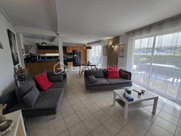 À quelques pas de la très prisée plage du Rouet, découvrez ce T3 de 89 m², situé en front de mer au sein d’une résidence de standing entièrement sécurisée.

En un coup d’œil : 89 m² habitables, 2 chambres, une pièce de vie de près de 45 m², une terrasse de près de 70 m², un grand cellier privatif d’environ 8 m², une cave et 2 places de stationnement privatives.

Une pièce de vie ouverte sur la Méditerranée

Véritable cœur de l’appartement, le vaste salon-séjour avec cuisine contemporaine entièrement équipée offre près de 45 m² et s’ouvre directement sur la grande terrasse.

Depuis la pièce de vie comme depuis la terrasse, vous profitez d’une agréable vue sur la Méditerranée et d’une absence totale de vis-à-vis.

Avec ses près de 70 m², la terrasse constitue un véritable prolongement de l’espace intérieur : un lieu privilégié pour recevoir, partager des repas ou simplement profiter du climat méditerranéen face à la mer.

L’intimité se prolonge dans l’espace nuit avec deux belles chambres, elles aussi sans vis-à-vis. L’appartement dispose également d’une entrée, d’un dressing/buanderie, d’une salle d’eau et d’un WC indépendant.

Confort et prestations

L’appartement bénéficie de prestations de qualité : climatisation réversible, porte d’entrée blindée, grilles de sécurité sur les ouvertures des chambres et résidence entièrement sécurisée.

Un grand cellier privatif d’environ 8 m², particulièrement appréciable pour le rangement, une cave ainsi que deux places de stationnement privatives complètent le bien.

La résidence a par ailleurs bénéficié d’un ravalement complet de façade en 2025, un investissement important déjà réalisé.

Un emplacement privilégié

En front de mer et à quelques mètres seulement de la plage du Rouet, cet appartement réunit de beaux volumes, une vaste terrasse, une agréable vue mer et surtout une intimité particulièrement rare sur le littoral.

Un bien idéal pour celles et ceux qui recherchent un véritable lieu de vie à Carry-le-Rouet, où intérieur et extérieur se prolongent naturellement vers la Méditerranée.

À découvrir rapidement,

Fabrice Geneuil – BSK Immobilier
Votre projet immobilier est ma priorité.
