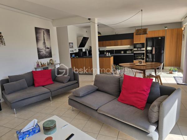 À quelques pas de la très prisée plage du Rouet, découvrez ce T3 de 89 m², situé en front de mer au sein d’une résidence de standing entièrement sécurisée.

En un coup d’œil : 89 m² habitables, 2 chambres, une pièce de vie de près de 45 m², une terrasse de près de 70 m², un grand cellier privatif d’environ 8 m², une cave et 2 places de stationnement privatives.

Une pièce de vie ouverte sur la Méditerranée

Véritable cœur de l’appartement, le vaste salon-séjour avec cuisine contemporaine entièrement équipée offre près de 45 m² et s’ouvre directement sur la grande terrasse.

Depuis la pièce de vie comme depuis la terrasse, vous profitez d’une agréable vue sur la Méditerranée et d’une absence totale de vis-à-vis.

Avec ses près de 70 m², la terrasse constitue un véritable prolongement de l’espace intérieur : un lieu privilégié pour recevoir, partager des repas ou simplement profiter du climat méditerranéen face à la mer.

L’intimité se prolonge dans l’espace nuit avec deux belles chambres, elles aussi sans vis-à-vis. L’appartement dispose également d’une entrée, d’un dressing/buanderie, d’une salle d’eau et d’un WC indépendant.

Confort et prestations

L’appartement bénéficie de prestations de qualité : climatisation réversible, porte d’entrée blindée, grilles de sécurité sur les ouvertures des chambres et résidence entièrement sécurisée.

Un grand cellier privatif d’environ 8 m², particulièrement appréciable pour le rangement, une cave ainsi que deux places de stationnement privatives complètent le bien.

La résidence a par ailleurs bénéficié d’un ravalement complet de façade en 2025, un investissement important déjà réalisé.

Un emplacement privilégié

En front de mer et à quelques mètres seulement de la plage du Rouet, cet appartement réunit de beaux volumes, une vaste terrasse, une agréable vue mer et surtout une intimité particulièrement rare sur le littoral.

Un bien idéal pour celles et ceux qui recherchent un véritable lieu de vie à Carry-le-Rouet, où intérieur et extérieur se prolongent naturellement vers la Méditerranée.

À découvrir rapidement,

Fabrice Geneuil – BSK Immobilier
Votre projet immobilier est ma priorité.