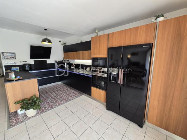 À quelques pas de la très prisée plage du Rouet, découvrez ce T3 de 89 m², situé en front de mer au sein d’une résidence de standing entièrement sécurisée.

En un coup d’œil : 89 m² habitables, 2 chambres, une pièce de vie de près de 45 m², une terrasse de près de 70 m², un grand cellier privatif d’environ 8 m², une cave et 2 places de stationnement privatives.

Une pièce de vie ouverte sur la Méditerranée

Véritable cœur de l’appartement, le vaste salon-séjour avec cuisine contemporaine entièrement équipée offre près de 45 m² et s’ouvre directement sur la grande terrasse.

Depuis la pièce de vie comme depuis la terrasse, vous profitez d’une agréable vue sur la Méditerranée et d’une absence totale de vis-à-vis.

Avec ses près de 70 m², la terrasse constitue un véritable prolongement de l’espace intérieur : un lieu privilégié pour recevoir, partager des repas ou simplement profiter du climat méditerranéen face à la mer.

L’intimité se prolonge dans l’espace nuit avec deux belles chambres, elles aussi sans vis-à-vis. L’appartement dispose également d’une entrée, d’un dressing/buanderie, d’une salle d’eau et d’un WC indépendant.

Confort et prestations

L’appartement bénéficie de prestations de qualité : climatisation réversible, porte d’entrée blindée, grilles de sécurité sur les ouvertures des chambres et résidence entièrement sécurisée.

Un grand cellier privatif d’environ 8 m², particulièrement appréciable pour le rangement, une cave ainsi que deux places de stationnement privatives complètent le bien.

La résidence a par ailleurs bénéficié d’un ravalement complet de façade en 2025, un investissement important déjà réalisé.

Un emplacement privilégié

En front de mer et à quelques mètres seulement de la plage du Rouet, cet appartement réunit de beaux volumes, une vaste terrasse, une agréable vue mer et surtout une intimité particulièrement rare sur le littoral.

Un bien idéal pour celles et ceux qui recherchent un véritable lieu de vie à Carry-le-Rouet, où intérieur et extérieur se prolongent naturellement vers la Méditerranée.

À découvrir rapidement,

Fabrice Geneuil – BSK Immobilier
Votre projet immobilier est ma priorité.
