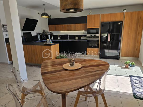 À quelques pas de la très prisée plage du Rouet, découvrez ce T3 de 89 m², situé en front de mer au sein d’une résidence de standing entièrement sécurisée.

En un coup d’œil : 89 m² habitables, 2 chambres, une pièce de vie de près de 45 m², une terrasse de près de 70 m², un grand cellier privatif d’environ 8 m², une cave et 2 places de stationnement privatives.

Une pièce de vie ouverte sur la Méditerranée

Véritable cœur de l’appartement, le vaste salon-séjour avec cuisine contemporaine entièrement équipée offre près de 45 m² et s’ouvre directement sur la grande terrasse.

Depuis la pièce de vie comme depuis la terrasse, vous profitez d’une agréable vue sur la Méditerranée et d’une absence totale de vis-à-vis.

Avec ses près de 70 m², la terrasse constitue un véritable prolongement de l’espace intérieur : un lieu privilégié pour recevoir, partager des repas ou simplement profiter du climat méditerranéen face à la mer.

L’intimité se prolonge dans l’espace nuit avec deux belles chambres, elles aussi sans vis-à-vis. L’appartement dispose également d’une entrée, d’un dressing/buanderie, d’une salle d’eau et d’un WC indépendant.

Confort et prestations

L’appartement bénéficie de prestations de qualité : climatisation réversible, porte d’entrée blindée, grilles de sécurité sur les ouvertures des chambres et résidence entièrement sécurisée.

Un grand cellier privatif d’environ 8 m², particulièrement appréciable pour le rangement, une cave ainsi que deux places de stationnement privatives complètent le bien.

La résidence a par ailleurs bénéficié d’un ravalement complet de façade en 2025, un investissement important déjà réalisé.

Un emplacement privilégié

En front de mer et à quelques mètres seulement de la plage du Rouet, cet appartement réunit de beaux volumes, une vaste terrasse, une agréable vue mer et surtout une intimité particulièrement rare sur le littoral.

Un bien idéal pour celles et ceux qui recherchent un véritable lieu de vie à Carry-le-Rouet, où intérieur et extérieur se prolongent naturellement vers la Méditerranée.

À découvrir rapidement,

Fabrice Geneuil – BSK Immobilier
Votre projet immobilier est ma priorité.