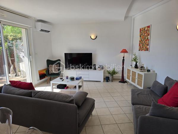 À quelques pas de la très prisée plage du Rouet, découvrez ce T3 de 89 m², situé en front de mer au sein d’une résidence de standing entièrement sécurisée.

En un coup d’œil : 89 m² habitables, 2 chambres, une pièce de vie de près de 45 m², une terrasse de près de 70 m², un grand cellier privatif d’environ 8 m², une cave et 2 places de stationnement privatives.

Une pièce de vie ouverte sur la Méditerranée

Véritable cœur de l’appartement, le vaste salon-séjour avec cuisine contemporaine entièrement équipée offre près de 45 m² et s’ouvre directement sur la grande terrasse.

Depuis la pièce de vie comme depuis la terrasse, vous profitez d’une agréable vue sur la Méditerranée et d’une absence totale de vis-à-vis.

Avec ses près de 70 m², la terrasse constitue un véritable prolongement de l’espace intérieur : un lieu privilégié pour recevoir, partager des repas ou simplement profiter du climat méditerranéen face à la mer.

L’intimité se prolonge dans l’espace nuit avec deux belles chambres, elles aussi sans vis-à-vis. L’appartement dispose également d’une entrée, d’un dressing/buanderie, d’une salle d’eau et d’un WC indépendant.

Confort et prestations

L’appartement bénéficie de prestations de qualité : climatisation réversible, porte d’entrée blindée, grilles de sécurité sur les ouvertures des chambres et résidence entièrement sécurisée.

Un grand cellier privatif d’environ 8 m², particulièrement appréciable pour le rangement, une cave ainsi que deux places de stationnement privatives complètent le bien.

La résidence a par ailleurs bénéficié d’un ravalement complet de façade en 2025, un investissement important déjà réalisé.

Un emplacement privilégié

En front de mer et à quelques mètres seulement de la plage du Rouet, cet appartement réunit de beaux volumes, une vaste terrasse, une agréable vue mer et surtout une intimité particulièrement rare sur le littoral.

Un bien idéal pour celles et ceux qui recherchent un véritable lieu de vie à Carry-le-Rouet, où intérieur et extérieur se prolongent naturellement vers la Méditerranée.

À découvrir rapidement,

Fabrice Geneuil – BSK Immobilier
Votre projet immobilier est ma priorité.