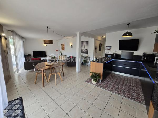 À quelques pas de la très prisée plage du Rouet, découvrez ce T3 de 89 m², situé en front de mer au sein d’une résidence de standing entièrement sécurisée.

En un coup d’œil : 89 m² habitables, 2 chambres, une pièce de vie de près de 45 m², une terrasse de près de 70 m², un grand cellier privatif d’environ 8 m², une cave et 2 places de stationnement privatives.

Une pièce de vie ouverte sur la Méditerranée

Véritable cœur de l’appartement, le vaste salon-séjour avec cuisine contemporaine entièrement équipée offre près de 45 m² et s’ouvre directement sur la grande terrasse.

Depuis la pièce de vie comme depuis la terrasse, vous profitez d’une agréable vue sur la Méditerranée et d’une absence totale de vis-à-vis.

Avec ses près de 70 m², la terrasse constitue un véritable prolongement de l’espace intérieur : un lieu privilégié pour recevoir, partager des repas ou simplement profiter du climat méditerranéen face à la mer.

L’intimité se prolonge dans l’espace nuit avec deux belles chambres, elles aussi sans vis-à-vis. L’appartement dispose également d’une entrée, d’un dressing/buanderie, d’une salle d’eau et d’un WC indépendant.

Confort et prestations

L’appartement bénéficie de prestations de qualité : climatisation réversible, porte d’entrée blindée, grilles de sécurité sur les ouvertures des chambres et résidence entièrement sécurisée.

Un grand cellier privatif d’environ 8 m², particulièrement appréciable pour le rangement, une cave ainsi que deux places de stationnement privatives complètent le bien.

La résidence a par ailleurs bénéficié d’un ravalement complet de façade en 2025, un investissement important déjà réalisé.

Un emplacement privilégié

En front de mer et à quelques mètres seulement de la plage du Rouet, cet appartement réunit de beaux volumes, une vaste terrasse, une agréable vue mer et surtout une intimité particulièrement rare sur le littoral.

Un bien idéal pour celles et ceux qui recherchent un véritable lieu de vie à Carry-le-Rouet, où intérieur et extérieur se prolongent naturellement vers la Méditerranée.

À découvrir rapidement,

Fabrice Geneuil – BSK Immobilier
Votre projet immobilier est ma priorité.
