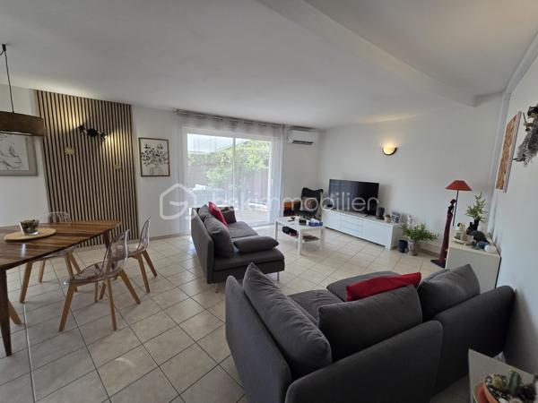 À quelques pas de la très prisée plage du Rouet, découvrez ce T3 de 89 m², situé en front de mer au sein d’une résidence de standing entièrement sécurisée.

En un coup d’œil : 89 m² habitables, 2 chambres, une pièce de vie de près de 45 m², une terrasse de près de 70 m², un grand cellier privatif d’environ 8 m², une cave et 2 places de stationnement privatives.

Une pièce de vie ouverte sur la Méditerranée

Véritable cœur de l’appartement, le vaste salon-séjour avec cuisine contemporaine entièrement équipée offre près de 45 m² et s’ouvre directement sur la grande terrasse.

Depuis la pièce de vie comme depuis la terrasse, vous profitez d’une agréable vue sur la Méditerranée et d’une absence totale de vis-à-vis.

Avec ses près de 70 m², la terrasse constitue un véritable prolongement de l’espace intérieur : un lieu privilégié pour recevoir, partager des repas ou simplement profiter du climat méditerranéen face à la mer.

L’intimité se prolonge dans l’espace nuit avec deux belles chambres, elles aussi sans vis-à-vis. L’appartement dispose également d’une entrée, d’un dressing/buanderie, d’une salle d’eau et d’un WC indépendant.

Confort et prestations

L’appartement bénéficie de prestations de qualité : climatisation réversible, porte d’entrée blindée, grilles de sécurité sur les ouvertures des chambres et résidence entièrement sécurisée.

Un grand cellier privatif d’environ 8 m², particulièrement appréciable pour le rangement, une cave ainsi que deux places de stationnement privatives complètent le bien.

La résidence a par ailleurs bénéficié d’un ravalement complet de façade en 2025, un investissement important déjà réalisé.

Un emplacement privilégié

En front de mer et à quelques mètres seulement de la plage du Rouet, cet appartement réunit de beaux volumes, une vaste terrasse, une agréable vue mer et surtout une intimité particulièrement rare sur le littoral.

Un bien idéal pour celles et ceux qui recherchent un véritable lieu de vie à Carry-le-Rouet, où intérieur et extérieur se prolongent naturellement vers la Méditerranée.

À découvrir rapidement,

Fabrice Geneuil – BSK Immobilier
Votre projet immobilier est ma priorité.