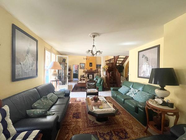 PESSAC- MONTEIL. Maison traditionnelle à étage - 5 chambres - Jardin - Grands garages