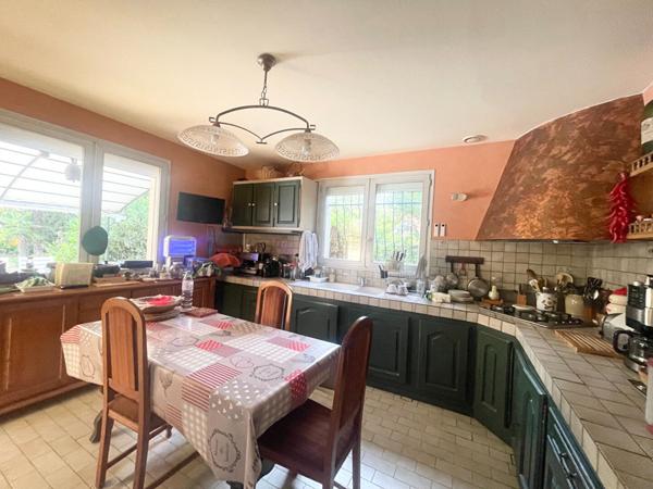 PESSAC- MONTEIL. Maison traditionnelle à étage - 5 chambres - Jardin - Grands garages