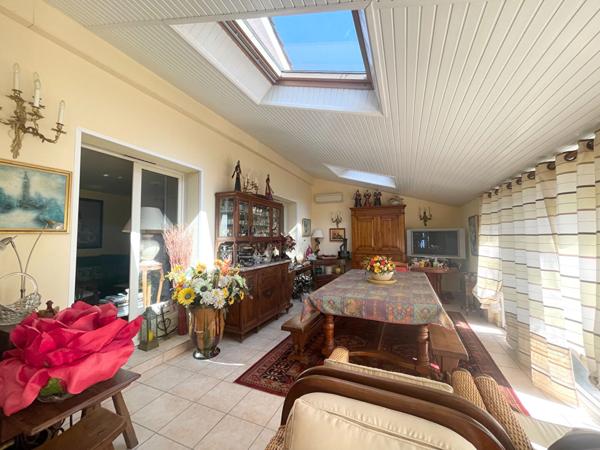 PESSAC- MONTEIL. Maison traditionnelle à étage - 5 chambres - Jardin - Grands garages