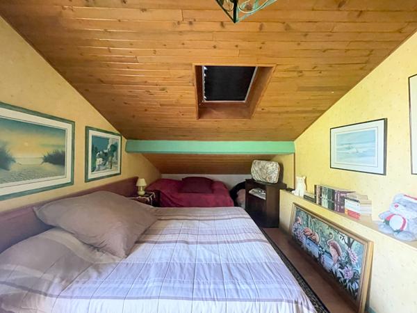 PESSAC- MONTEIL. Maison traditionnelle à étage - 5 chambres - Jardin - Grands garages