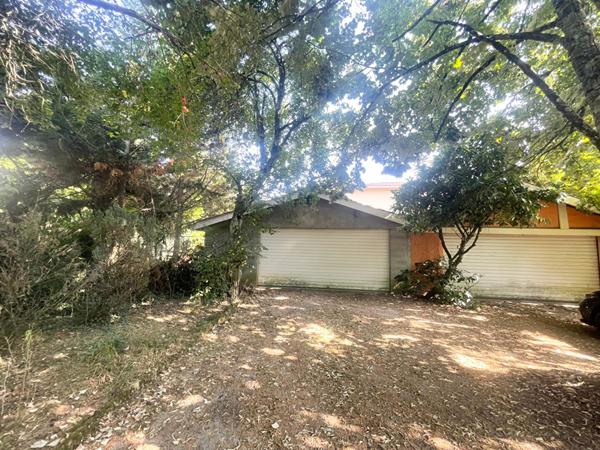 PESSAC- MONTEIL. Maison traditionnelle à étage - 5 chambres - Jardin - Grands garages
