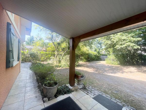 PESSAC- MONTEIL. Maison traditionnelle à étage - 5 chambres - Jardin - Grands garages