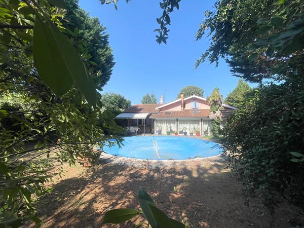 PESSAC- MONTEIL. Maison traditionnelle à étage - 5 chambres - Jardin - Grands garages