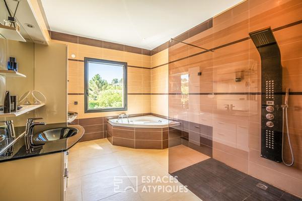 Contemporaine d’exception avec dépendances dans un écrin de verdure- Idéal activité libérale ou projet location saisonnière