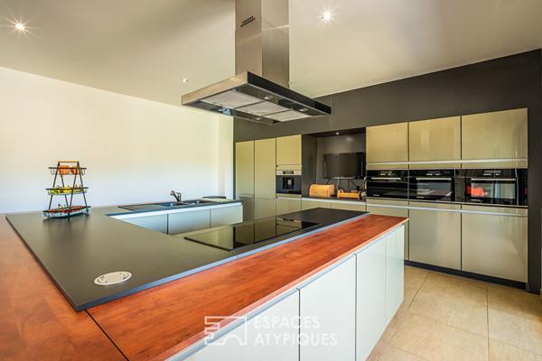 Contemporaine d’exception avec dépendances dans un écrin de verdure- Idéal activité libérale ou projet location saisonnière