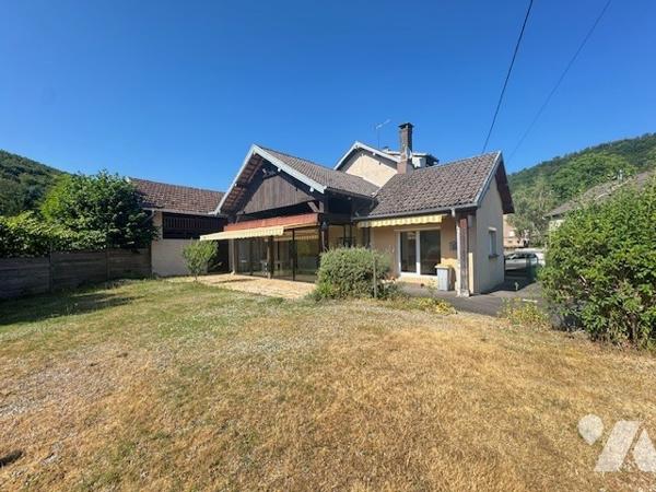 Maison sur trois niveaux 5 chambres et dépendances